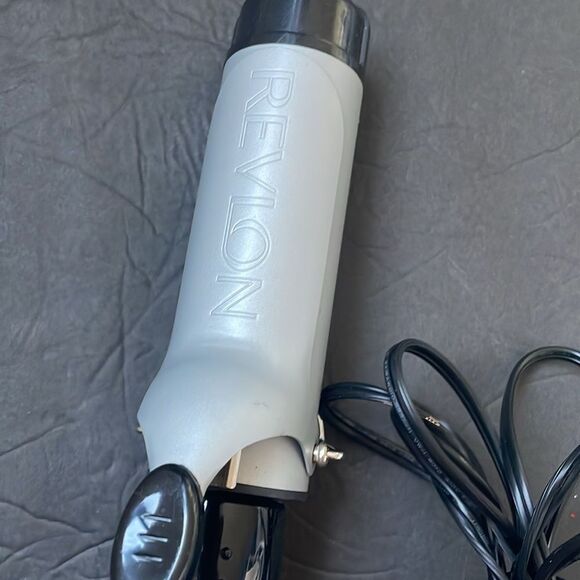 Revlon RVIR 1008 Perfect Heat Professional Styling Curling Iron - Picture 2 of 8